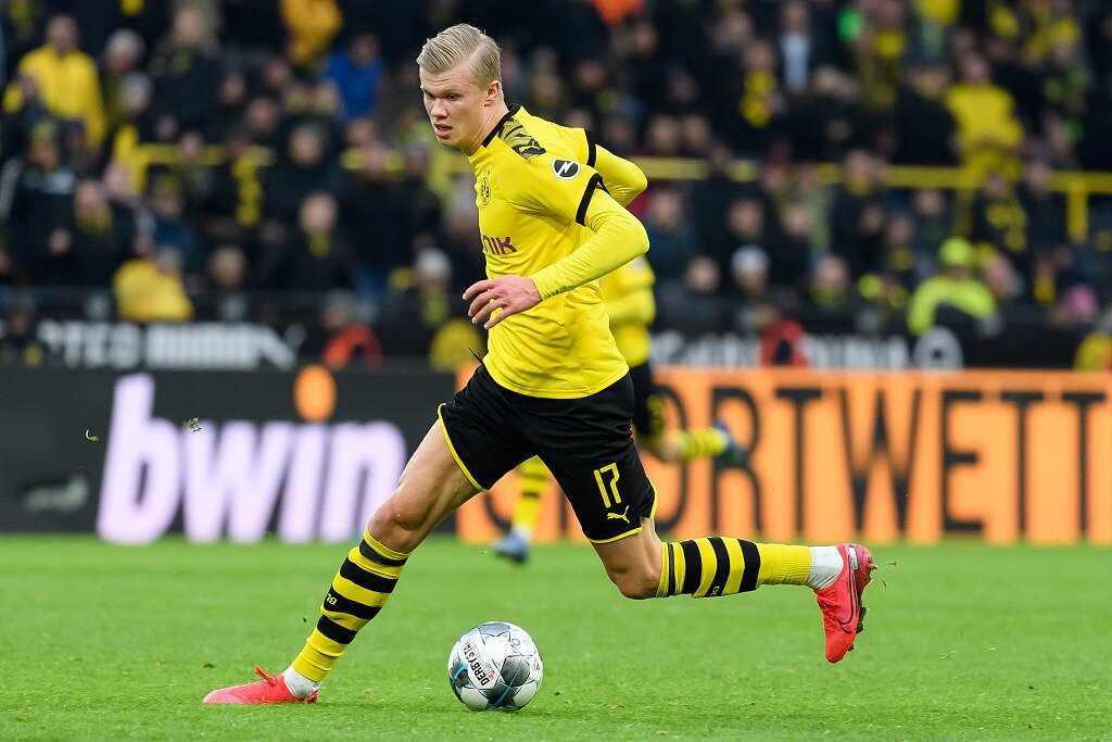 山东男篮险胜北京男篮，以4分优势晋级八强，双方激烈争夺，关键球员表现突出。