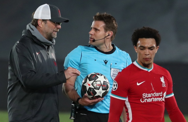 喀麦隆国脚尼亚马雷乌出轨，被女友曝光整个抓奸过程