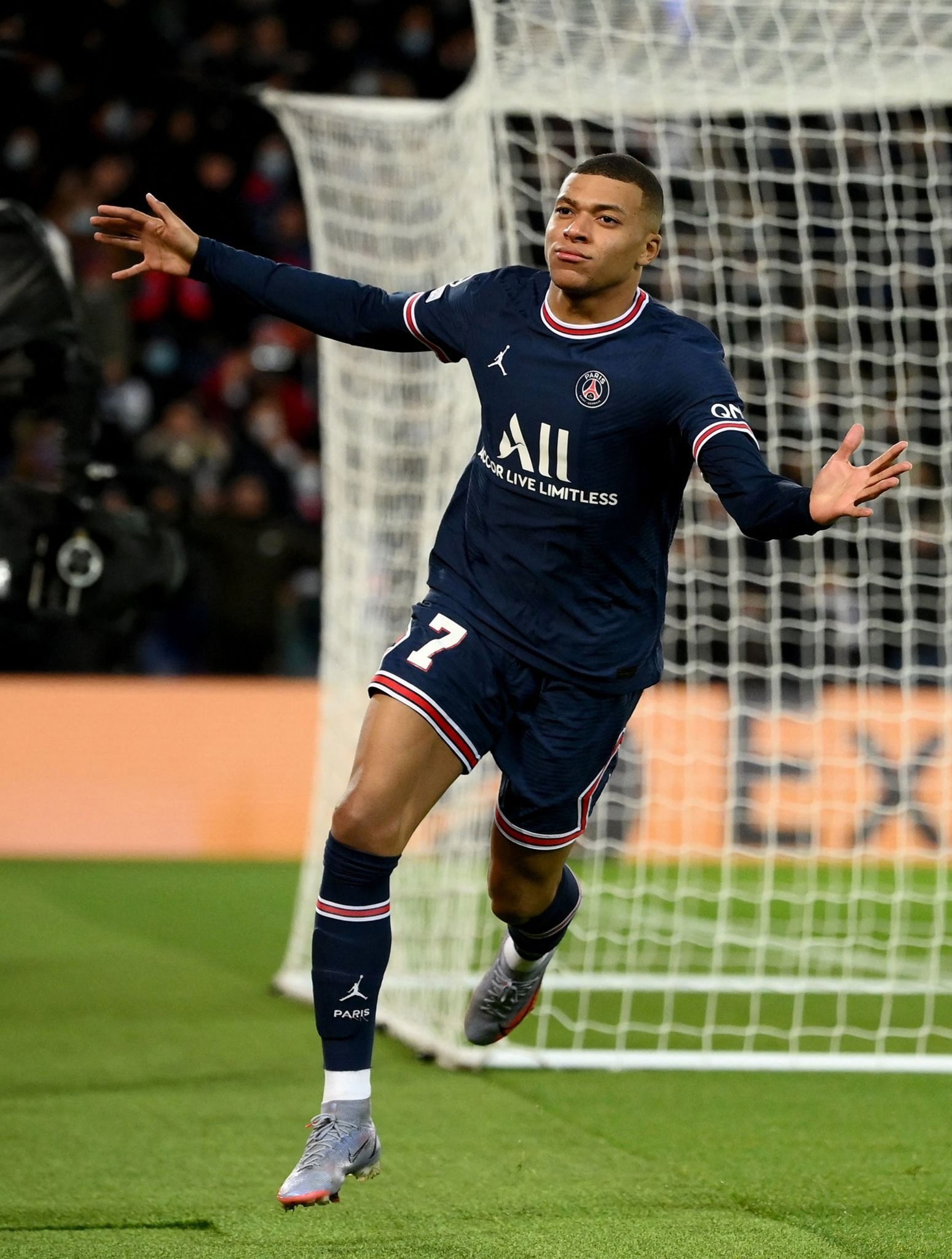 回应赫罗纳球迷，维尼修斯对着看台喊道“去西乙吧！”（回击赫罗纳球迷，维尼修斯朝看台高喊：降到西乙去！）