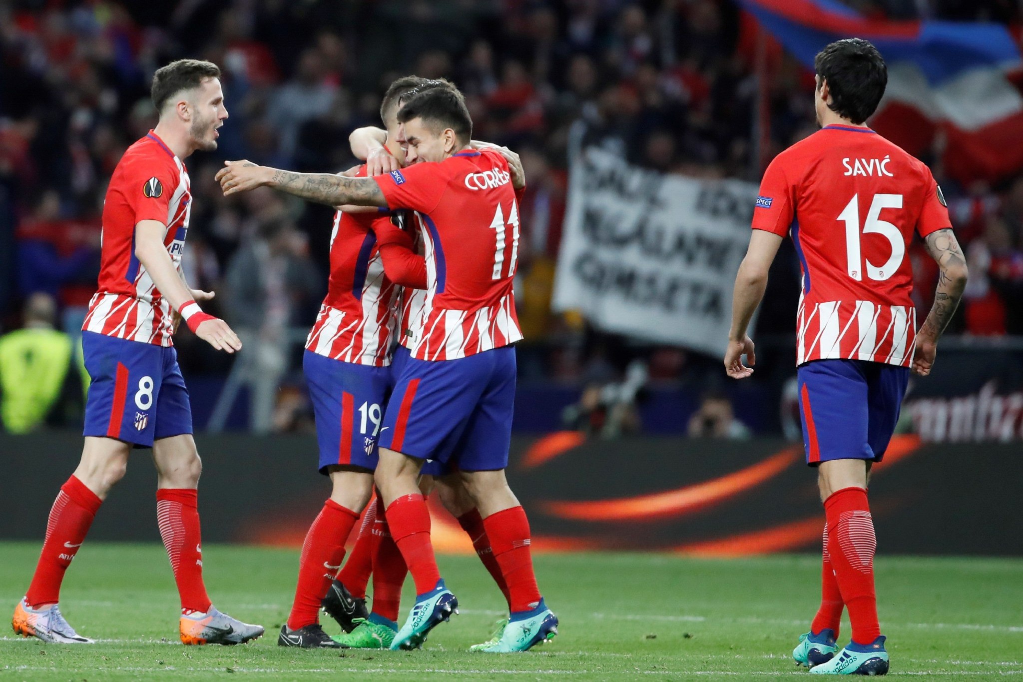 杜兰特关键中投命中，全场欢呼（杜兰特命中关键中距离，现场欢声雷动）