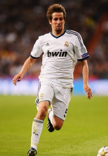 韦斯利-福法纳：埃斯特旺像队中的小宝宝，我们都在帮他适应