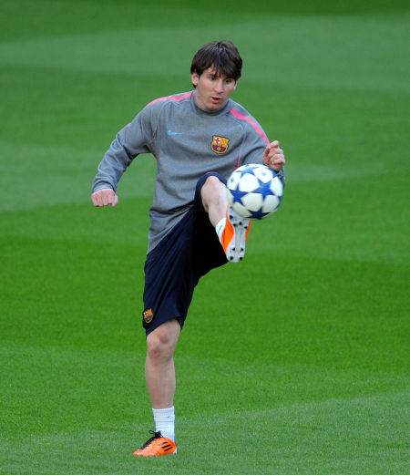 年轻中卫连续两场零失误，发挥稳健